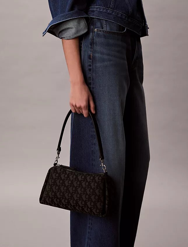 Bolso de hombro con logotipo Monogram plisado Bolso de hombro con logotipo Monogram plisado