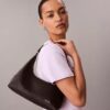 Bolso de hombro con logotipo perforado Bolso de hombro con logotipo perforado