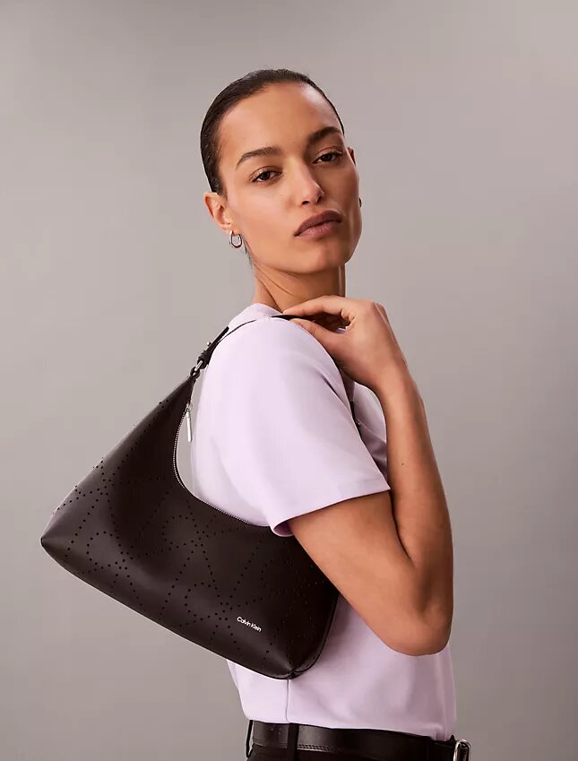Bolso de hombro con logotipo perforado Bolso de hombro con logotipo perforado