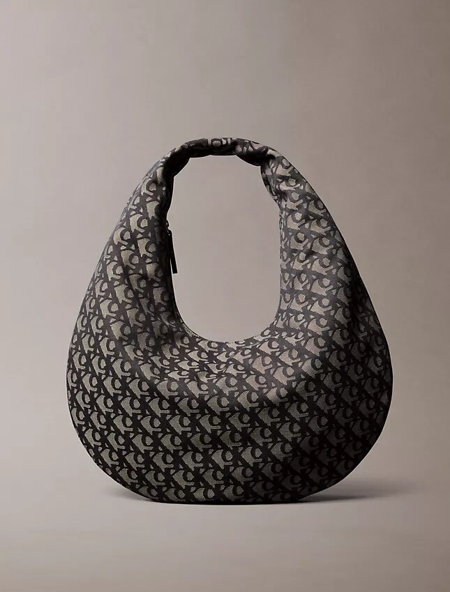 Bolso de hombro con media luna y Monogram integral Bolso de hombro con media luna y Monogram integral
