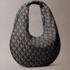 Bolso de hombro con media luna y Monogram integral Bolso de hombro con media luna y Monogram integral