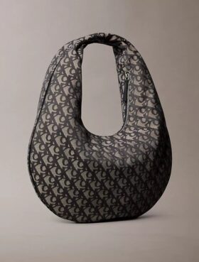 Bolso de hombro con media luna y Monogram integral