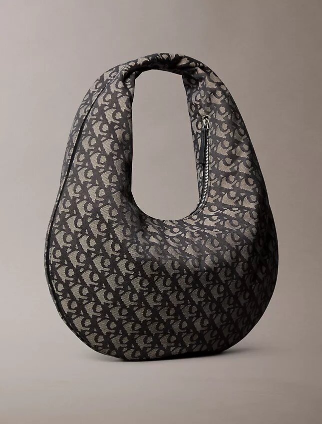 Bolso de hombro con media luna y Monogram integral Bolso de hombro con media luna y Monogram integral