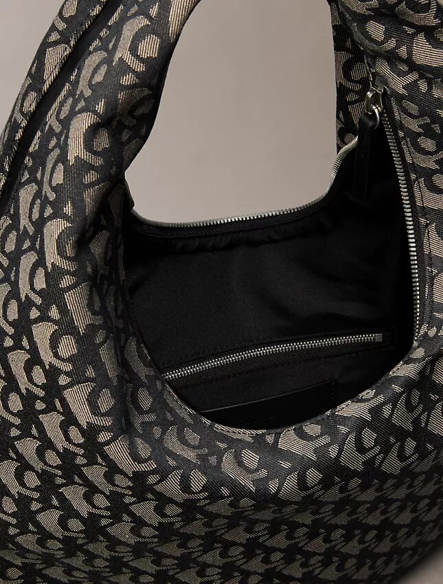 Bolso de hombro con media luna y Monogram integral Bolso de hombro con media luna y Monogram integral