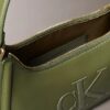 Bolso de hombro con Monogram en relieve Bolso de hombro con Monogram en relieve