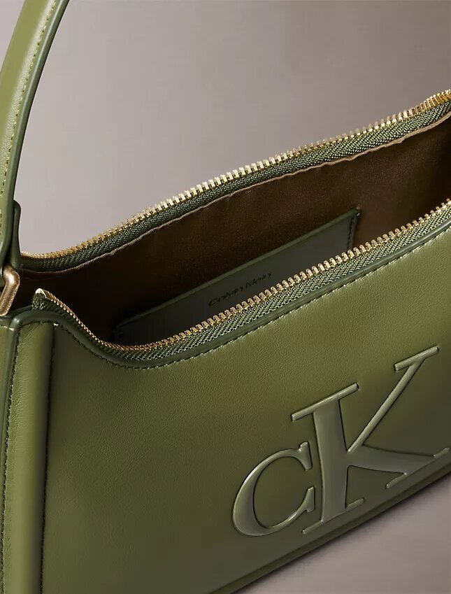 Bolso de hombro con Monogram en relieve Bolso de hombro con Monogram en relieve