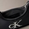 Bolso de hombro con Monogram en relieve Bolso de hombro con Monogram en relieve