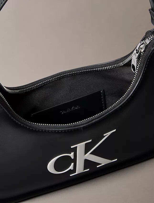 Bolso de hombro con Monogram en relieve Bolso de hombro con Monogram en relieve