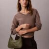 Bolso de hombro con Monogram en relieve Bolso de hombro con Monogram en relieve