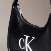 Bolso de hombro con Monogram en relieve Bolso de hombro con Monogram en relieve