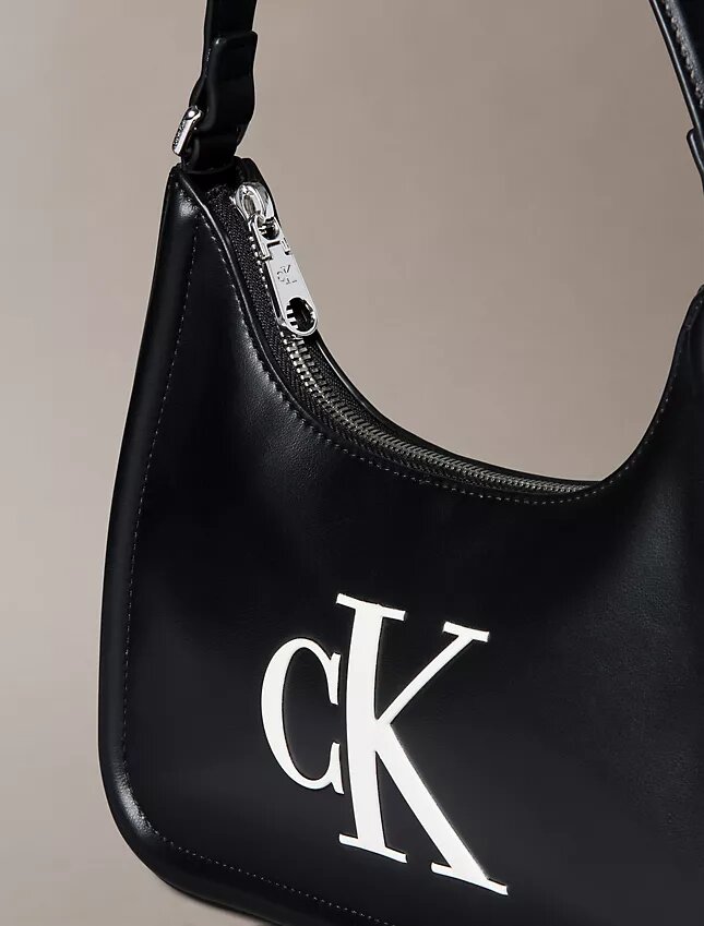 Bolso de hombro con Monogram en relieve Bolso de hombro con Monogram en relieve