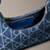 Bolso de hombro de Denim con logotipo en todo el diseño