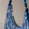 Bolso de hombro de Denim con logotipo en todo el diseño