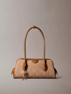 Bolso de hombro de jacquard con el logotipo del emblema por toda la superficie