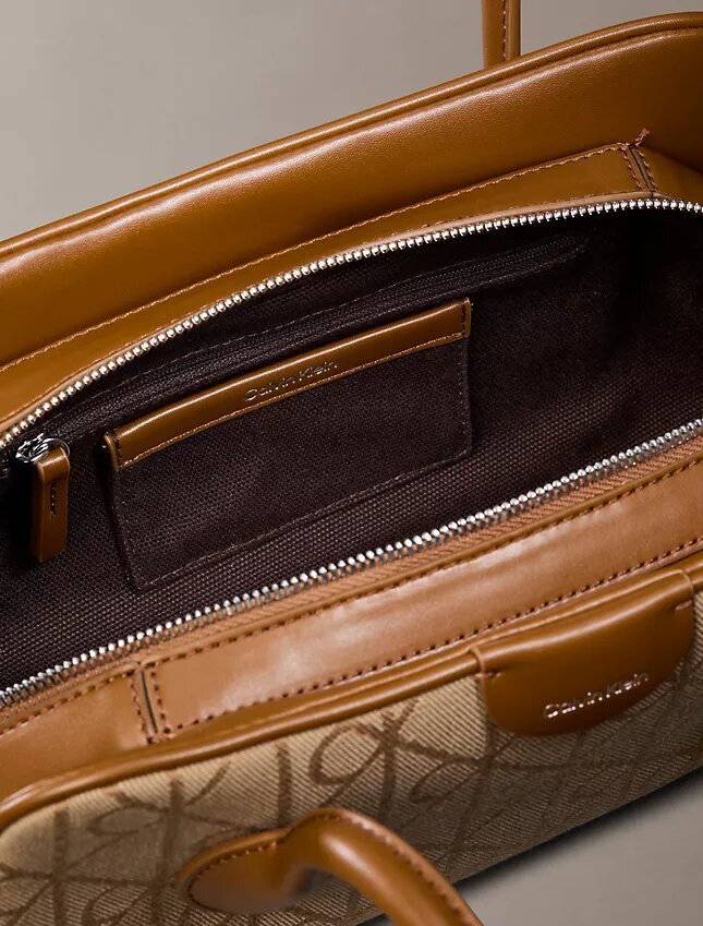 Bolso de hombro de jacquard con el logotipo del emblema por toda la superficie Bolso de hombro de jacquard con el logotipo del emblema por toda la superficie