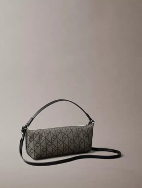 Bolso de hombro de lona con logotipo en todo el diseño