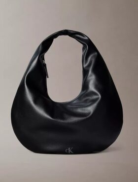 Bolso de hombro en forma de media luna con textura granulada Bolso de hombro en forma de media luna con textura granulada