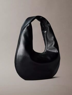 Bolso de hombro en forma de media luna con textura granulada Bolso de hombro en forma de media luna con textura granulada