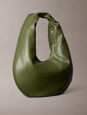 Bolso de hombro en forma de media luna con textura granulada Bolso de hombro en forma de media luna con textura granulada