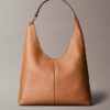 Bolso de hombro mediano de cuero holgado Bolso de hombro mediano de cuero holgado