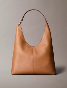 Bolso de hombro mediano de cuero holgado