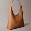 Bolso de hombro mediano de cuero holgado Bolso de hombro mediano de cuero holgado