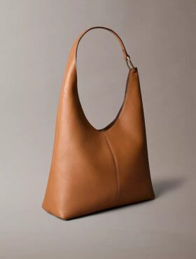 Bolso de hombro mediano de cuero holgado