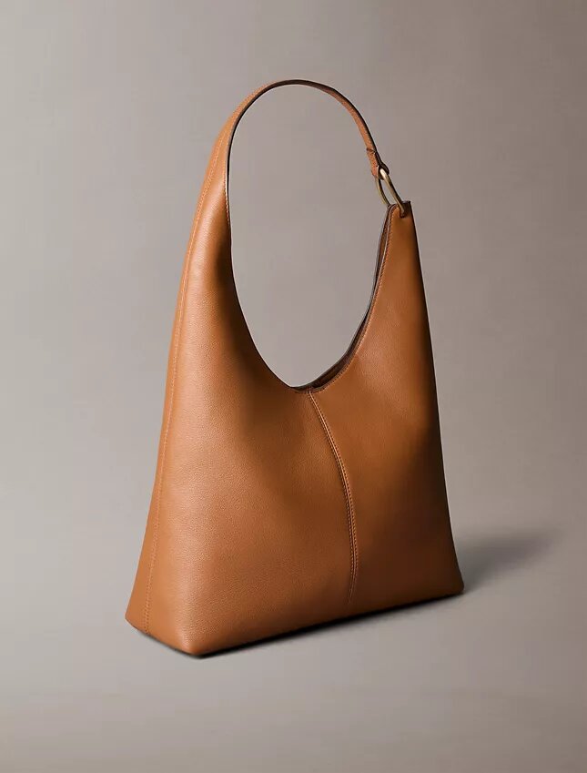 Bolso de hombro mediano de cuero holgado Bolso de hombro mediano de cuero holgado