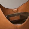 Bolso de hombro mediano de cuero holgado Bolso de hombro mediano de cuero holgado