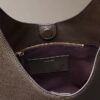 Bolso de hombro mediano de cuero holgado Bolso de hombro mediano de cuero holgado