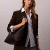 Bolso de hombro mediano de cuero holgado Bolso de hombro mediano de cuero holgado