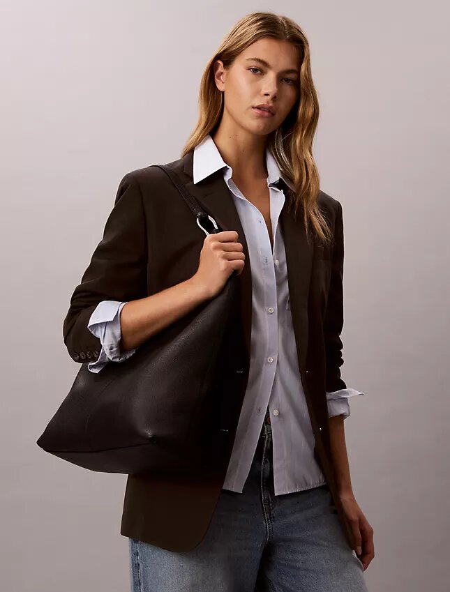 Bolso de hombro mediano de cuero holgado Bolso de hombro mediano de cuero holgado