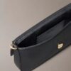 Bolso de hombro minimalista con el Monogram Bolso de hombro minimalista con el Monogram