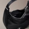 Bolso de hombro pequeño convertible con forma curvada Bolso de hombro pequeño convertible con forma curvada