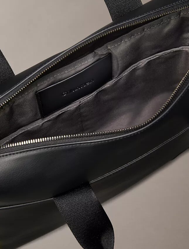 Bolso de viaje con monograma en relieve Bolso de viaje con monograma en relieve