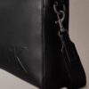Bolso de viaje con monograma en relieve Bolso de viaje con monograma en relieve