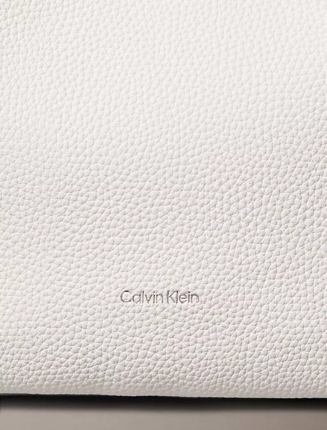 Bolso holgado con textura granulada Bolso holgado con textura granulada