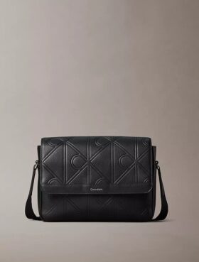 Bolso mensajero con emblema en relieve por toda la superficie Bolso mensajero con emblema en relieve por toda la superficie