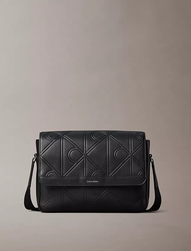 Bolso mensajero con emblema en relieve por toda la superficie Bolso mensajero con emblema en relieve por toda la superficie