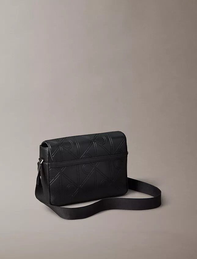 Bolso mensajero con emblema en relieve por toda la superficie Bolso mensajero con emblema en relieve por toda la superficie