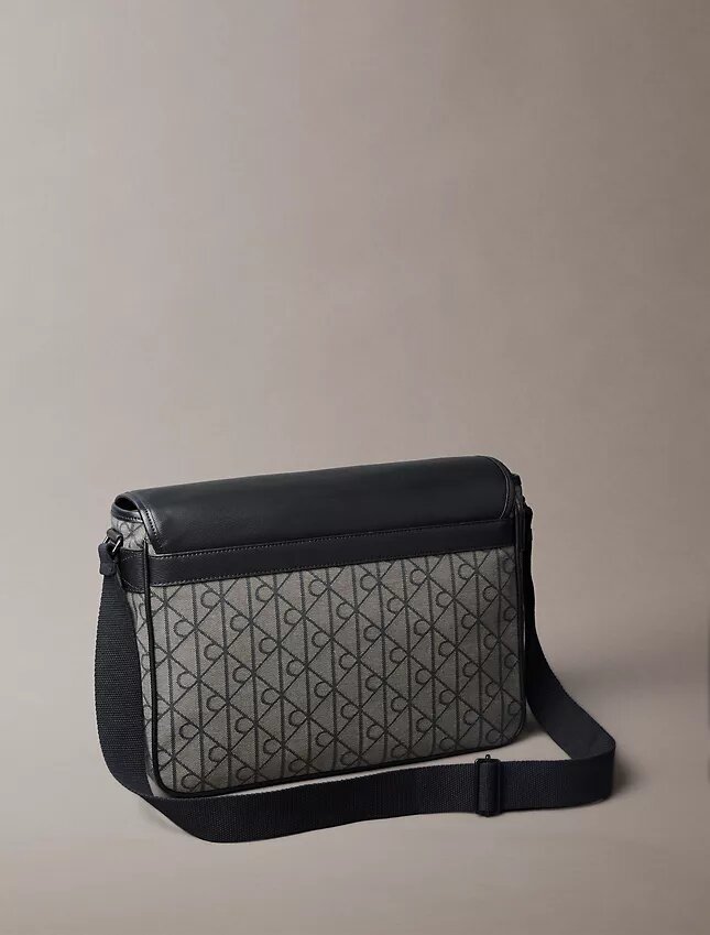 Bolso mensajero con emblema jacquard Bolso mensajero con emblema jacquard