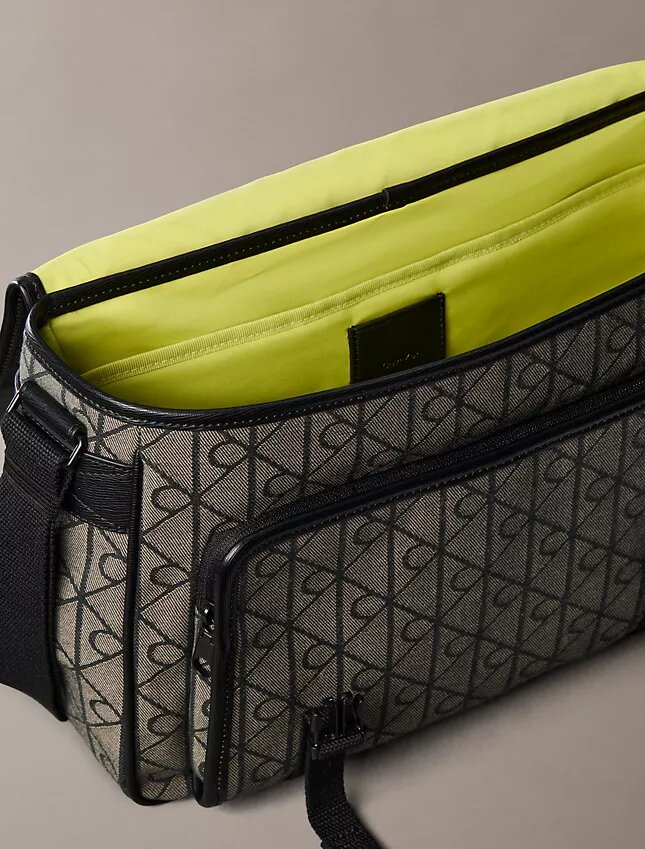Bolso mensajero con emblema jacquard Bolso mensajero con emblema jacquard