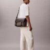 Bolso mensajero con emblema jacquard Bolso mensajero con emblema jacquard