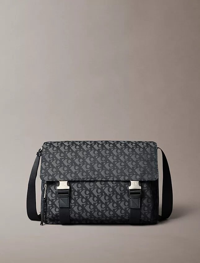 Bolso mensajero con monograma integral Bolso mensajero con monograma integral