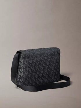 Bolso mensajero con monograma integral
