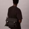 Bolso mensajero con monograma integral Bolso mensajero con monograma integral