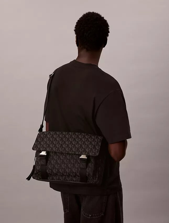 Bolso mensajero con monograma integral Bolso mensajero con monograma integral