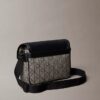 Bolso mensajero pequeño con jacquard con emblema Bolso mensajero pequeño con jacquard con emblema