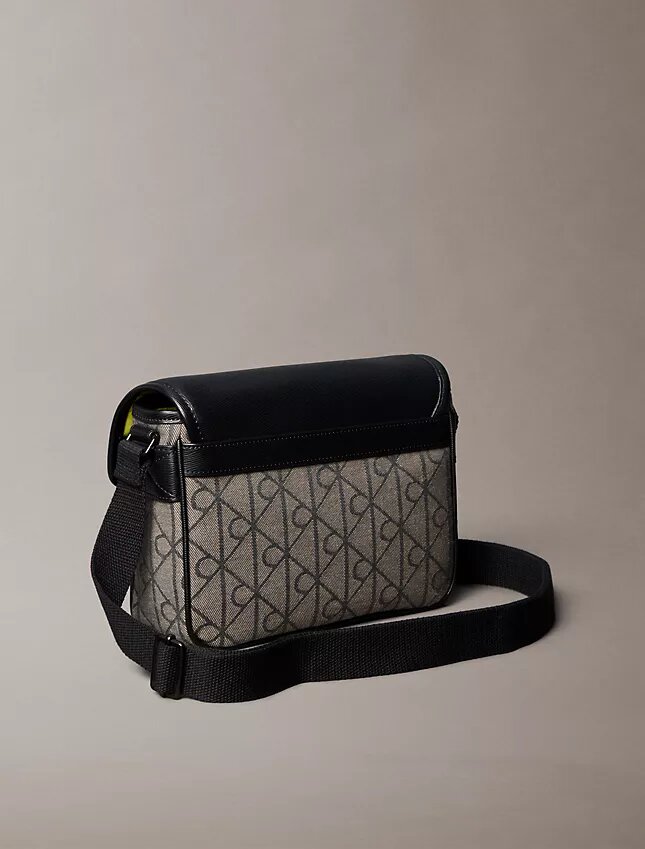 Bolso mensajero pequeño con jacquard con emblema Bolso mensajero pequeño con jacquard con emblema