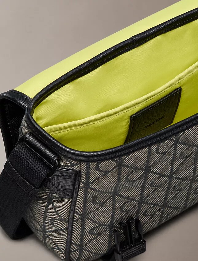 Bolso mensajero pequeño con jacquard con emblema Bolso mensajero pequeño con jacquard con emblema